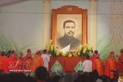A portrait of Blessed Truong Buu Diep is carried in procession and displayed before a crowd of tens of thousands of followers. (Photo: VNA)