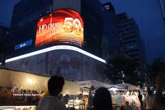 Images celebrating the 50th anniversary of Saigon–Gia Dinh officially being renamed Ho Chi Minh City (July 2, 1976 – 2026) are displayed on large electronic billboards in some of Seoul's busiest commercial and tourist areas. (Photo: VNA)