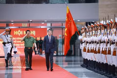 Prime Minister Le Minh Hung (right) attends the conference held by the Ministry of Public Security in Hanoi on July 2, 2026. (Photo: VNA)