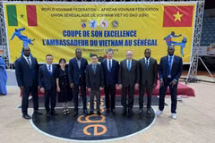Vietnamese Ambassador to Algeria and Senegal Tran Quoc Khanh (centre) in a group photo at a recent annual Ambassador's Vovinam Cup held in Senegal. (Photo: VNA)