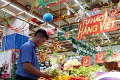 A consumer shops for Vietnamese goods at Co.opmart Ca Mau supermarket. (Photo: VNA)