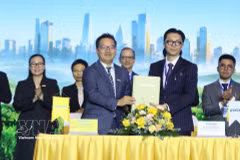 Representatives from Nam A Bank and the Swiss Investment Fund for Emerging Markets (SIFEM AG) at the signing ceremony. (Photo: VNA)