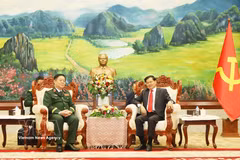 Lao Party General Secretary and President Thongloun Sisoulith (right) receives General Nguyen Trong Nghia, Chairman of the General Department of Politics of the Vietnam People's Army on August 6 (Photo: VNA)