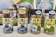 Phu Quoc pepper products, granted three stars under the OCOP programme in An Giang province, are displayed at an exhibition of outstanding OCOP products from the Mekong Delta. (Photo: VNA) 