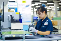 Smartphone assembly at Samsung Electronics Vietnam Thai Nguyen Co., Ltd. in Yen Binh Industrial Park. (Photo: VNA)
