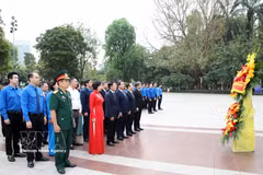  Hanoi officials pay tribute to Vladimir Ilyich Lenin on his 156th birthday (Photo: VNA)