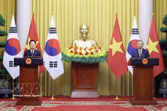 General Secretary of the Communist Party of Vietnam (CPV) Central Committee and State President To Lam (R) and President of the Republic of Korea (RoK) Lee Jae Myung at the press briefing (Photo: VNA)