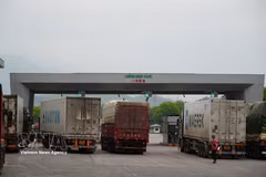 Trucks carrying imports enter Vietnam through Lao Cai International Border Gate. (Photo: VNA)