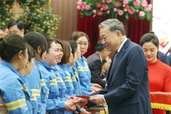 Party General Secretary To Lam presents luckey money to workers of Hanoi (Photo: VNA)