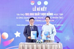 Pham Van Thanh (left), President of the Vietnam Association of Youth with Disabilities, signs cooperation agreements with JMB Vietnam and InfoRe Technology to sponsor 100,000 scholarships for training in the use of AI tools on the LuyenAI.vn platform. (Photo: VNA)