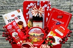 Affordable Tet gift baskets are popular for Tet (Lunar New Year) 2025. (Photo: VNA)