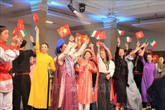 A show featuring "ao dai" (traditional Vietnamese dress) is held as part of the Vietnam-Italy tourism promotion programme in Milan on May 6. (Photo: VNA)