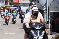 Residents travel under intense heat on Chuong Duong street in Phu Xuan ward, Hue city. (Photo: VNA) 