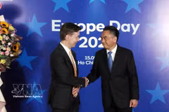Standing Vice Chairman of the municipal People’s Committee Nguyen Loc Ha (R) and EU Ambassador to Vietnam Julien Guerrier. (Photo: VNA)