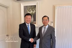 AABF Chairman Francis Wong (L) and Vietnamese Ambassador to Australia Pham Hung Tam (Photo: VNA)