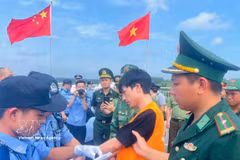 At the handover of 33 Chinese nationals who had violated Vietnamese law to Chinese authorities in Quang Ninh on May 15, 2026. (Photo: VNA)