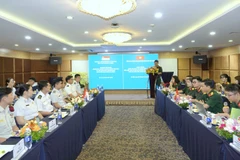 Vietnamese and Singaporean young military officers gather in Hanoi to exchange knowledge, share professional experiences, and discuss military training and operations. (Photo: tienphong.vn)