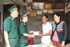 Dak Lak Border Guard presents gifts to households in Ia Rve commune. (Photo: VNA)