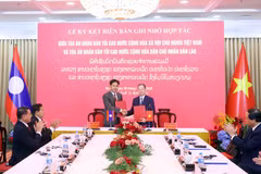 Chief Justice of the Supreme People's Court of Vietnam Nguyen Van Quang and President of the Supreme People's Court of Laos Phayvy Syboualypha sign a new memorandum of understanding (MoU) on cooperation between the two courts. (Photo: VNA)