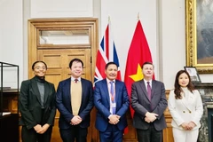 Vietnamese Ambassador to the UK Do Minh Hung (centre) and Minister of State at the Department for Business and Trade Douglas Alexander (second, from right) at a recent meeting in London. (Photo: VNA)