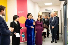 Party General Secretary To Lam's spouse Ngo Phuong Ly (in blue dress) visits Evelina London Children’s Hospital. (Photo: Published by VNA)