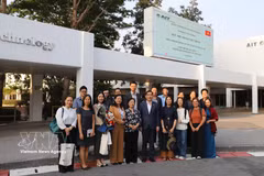 Ambassador Pham Viet Hung (fifth from right, first row) with Vietnamese staff, lecturers, and students working and studying at the Asian Institute of Technology (AIT). (Photo: VNA)