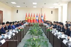 The talks between Politburo member and Permanent member of the Communist Party of Vietnam Central Committee’s Secretariat Tran Cam Tu and Politburo member and Permanent member of the Secretariat of the Lao People’s Revolutionary Party (LPRP) Central Committee Vilay Lakhamphong in Vientiane on April 9 (Photo: VNA)