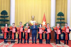 Party General Secretary and State President To Lam and the newly-appointed judges. (Photo; VNA)