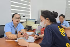 A civil servant in Mao Khe ward, Quang Ninh province, guides a resident in submitting notarisation applications via the National Public Service Portal. (Photo: VNA)