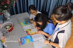 Social workers assist T.A.T. (born in 2013) with studying and daily activities at the temporary shelter of the “Bo Cong Anh” model in Hanh Thong ward, Ho Chi Minh City. (Photo: VNA)