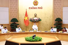 Politburo member, Secretary of the Party Central Committee, Prime Minister Le Minh Hung speaks at the meeting of standing members of the Government and its Party Committee on April 9. (Photo: VNA)