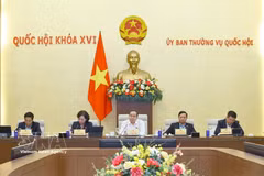 NA Chairman Tran Thanh Man (c) speaks at the meeting of the NA Standing Committee on April 9. (Photo: VNA)