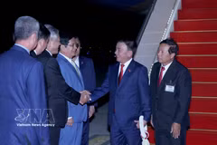 Leaders of the Cambodian People's Party's agencies welcome Politburo member and Permanent member of the Communist Party of Vietnam (CPV) Central Committee’s Secretariat Tran Cam Tu at Techo International Airport in Phnom Penh on April 9 night. (Photo: VNA)