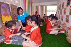 A teacher and children at Tran Cao Kindergarten in Quang Hung commune, Hung Yen province, take part in experiential learning activities. (Photo: VNA)
