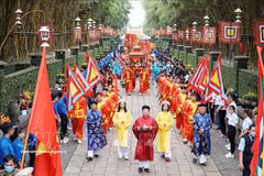 A ritual involving a procession and offering of sticky rice cakes to the Hung Kings at the Hung Kings Temple Festival in Phu Tho province (Photo: VNA)