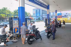 A filling station of Petrolimex. Increasing energy prices have pushed up production and logistics expenses, spreading cost pressures across multiple goods and service categories (Photo: VNA)