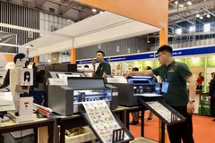 Many machines and automated devices are on display at the 23rd Vietnam International Printing and Packaging Industry Exhibition - VietnamPrintPack 2025 in HCM City. (Photo: VNA)