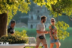 Foreign tourists in Hanoi. Illustrative image (Photo: VNA)