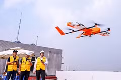 The Duc Giang General Hospital and Vietnam Post Corporation jointly launch a model applying drones to medical transport services. (Photo: hanoimoi.vn) 