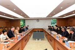 The meeting between Minister of Finance Nguyen Van Thang and US Ambassador to Vietnam Marc E. Knapper in Hanoi on May 8. (Photo: VNA)