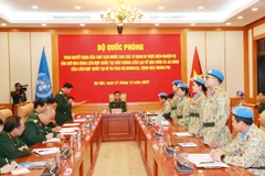 The Ministry of National Defence holds a ceremony in Hanoi on December 31 to hand over the State President’s decisions to deploy four officers to MINUSCA (Photo: VNA)
