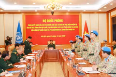 The Ministry of National Defence holds a ceremony in Hanoi on December 31 to hand over the State President’s decisions to deploy four officers to MINUSCA (Photo: VNA)