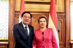 Head of the Party Central Central Commitee's Commission for Internal Affairs Phan Dinh Trac (left) and First Deputy Speaker of Hungary's National Assembly Marta Mátrai (Photo: VNA)