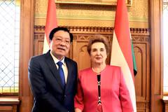 Head of the Party Central Central Commitee's Commission for Internal Affairs Phan Dinh Trac (left) and First Deputy Speaker of Hungary's National Assembly Marta Mátrai (Photo: VNA)
