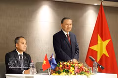 General Secretary of the Communist Party of Vietnam (CPV) Central Committee and President To Lam speaks with Vietnamese Embassy staff and representatives of the Vietnamese community in New Zealand and South Pacific island countries in Auckland on August 12 evening. (Photo: VNA)
