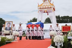 The coffin of Xaysomphone Phomvihane, Politburo member of the Lao People's Revolutionary Party Central Committee and President of the National Assembly of Laos, is carried to the venue for the memorial service. (Photo: VNA)