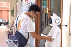 AI-powered robots help ease the workload of civil servants in providing initial consultations, while enabling citizens to become familiar with AI applications in accessing public services. (Photo: VNA)