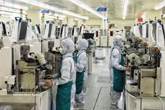 A modern production line of Hana Micron Vina Co., Ltd. invested by the Republic of Korea at Van Trung Industrial Park in Bac Ninh province. (Photo: VNA) 