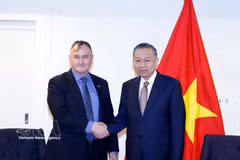 General Secretary of the Communist Party of Vietnam (CPV) Central Committee and President To Lam (right) meets with Craig Bradshaw, CEO of EQ Resources Limited of Australia. (Photo: VNA)