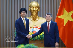 Prime Minister Le Minh Hung (R) receives Singaporean Ambassador to Vietnam Rajpal Singh in Hanoi on August 12 (Photo: VNA)